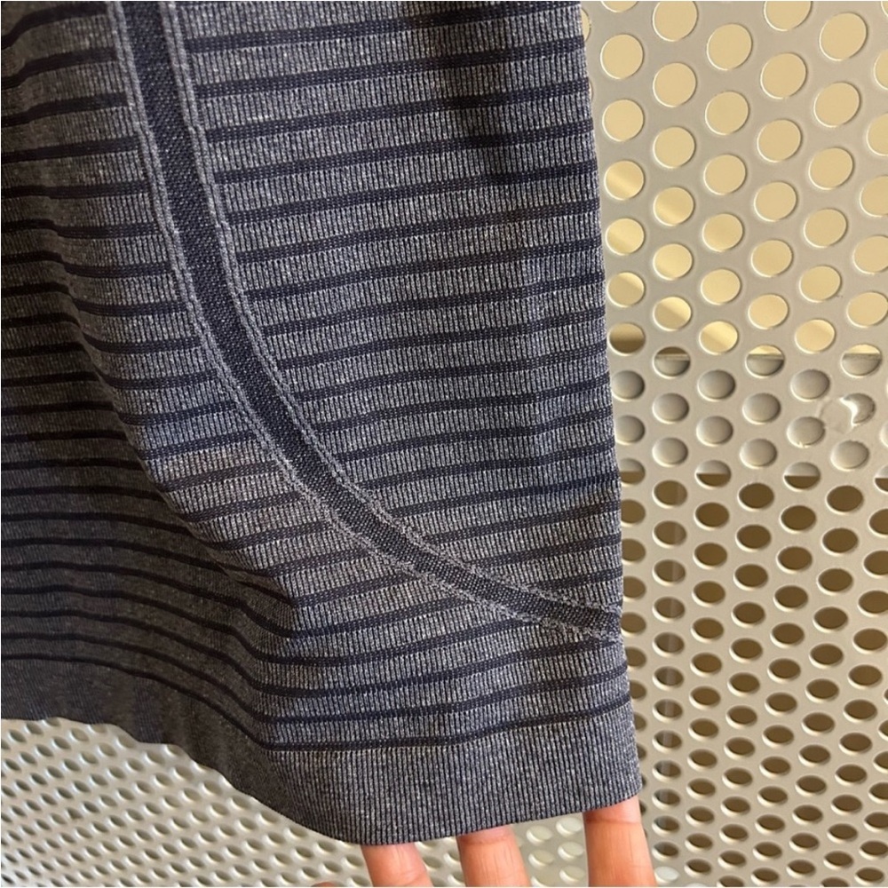 Lululemon Run Swiftly Tech Tank Size 4 In Striped… - image 4